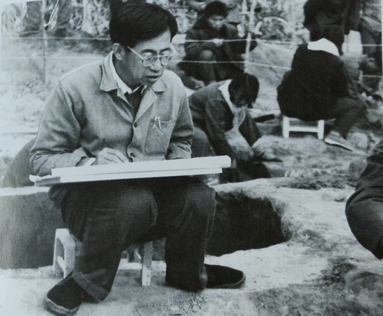1980年郝本性在河南温县东周盟誓遗址发掘工地绘图.png