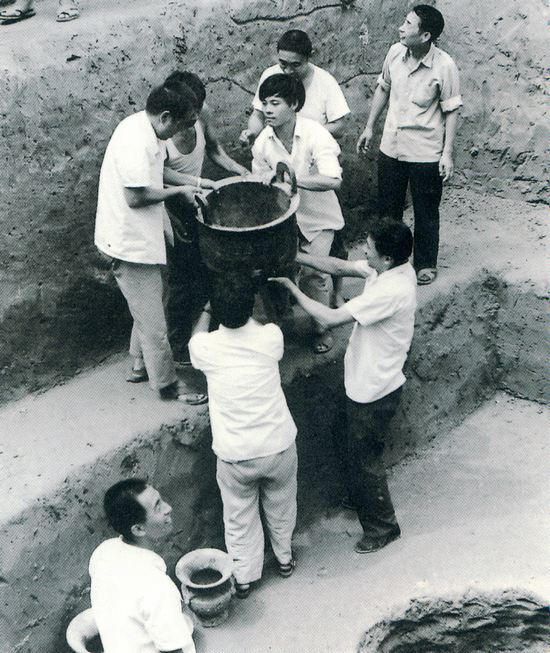 1982年发掘郑州商城青铜器窖藏坑.png