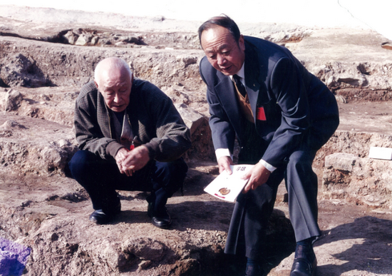 1988年，赵青云和安金槐先生在郑州商城遗址发掘工地.png