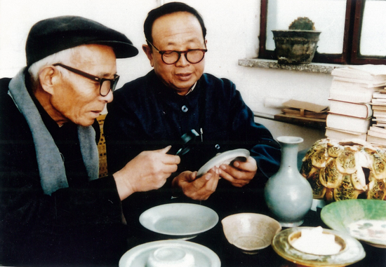 1987年，汝官窑考古新发现之后与毛宝亮先生共同研究发掘出土的瓷器.png